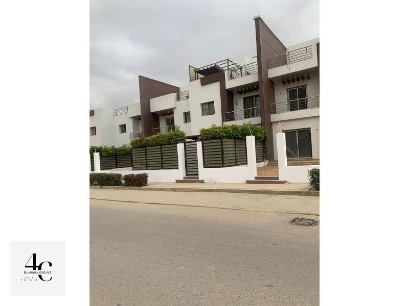 Town house Corner 160m with 270m Land For Sale fully Finished With The Largest Garden The Lowest Price In Hyde Park In Fifth Settlement 2