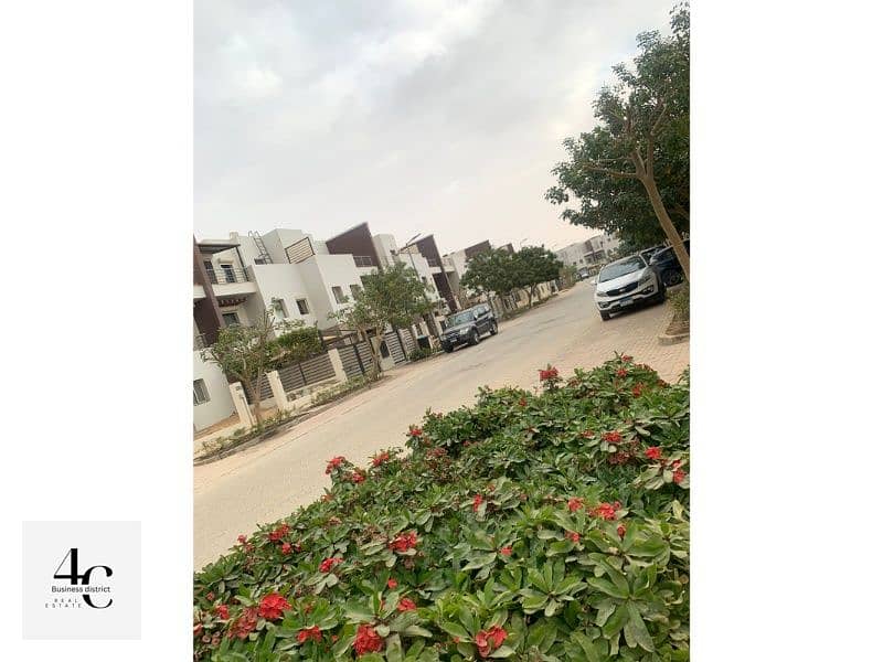 Town house Corner 160m with 270m Land For Sale fully Finished With The Largest Garden The Lowest Price In Hyde Park In Fifth Settlement 3