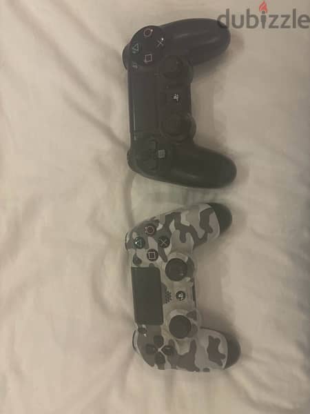 2 ps4 controllers 0