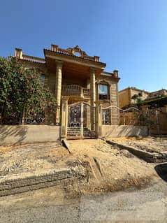 Villa for sale in the heart of Sheikh Zayed A very special compound, a stand-alone villa, 90% finished, the rest is simple things The location of the