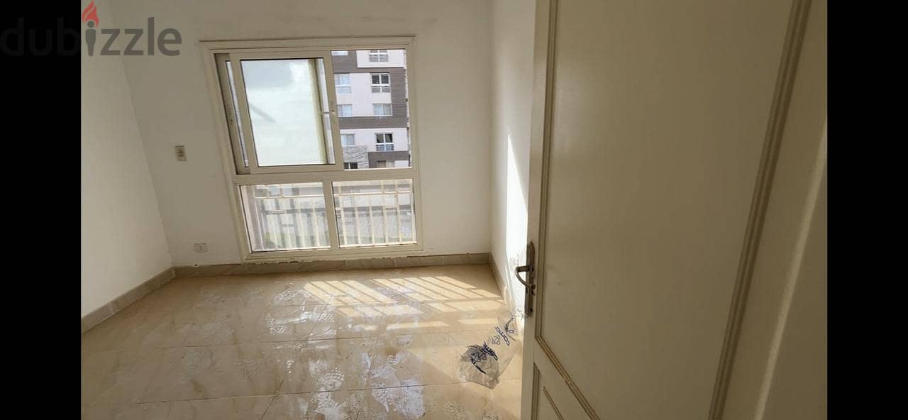 شقه ايجار 116 في مدينتي 3 غرف على حديقه كبيرهfor rent 116 in Madinaty 5