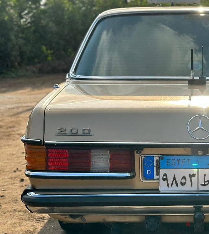 Mercedes-Benz E200 1985 14