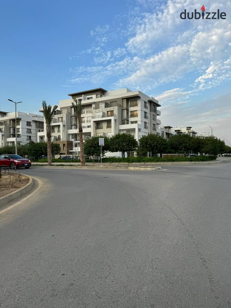 Apartment is A very prime location , ready to move , with an area 207 m , at luxurious compound Hyde park / New Cairo 4