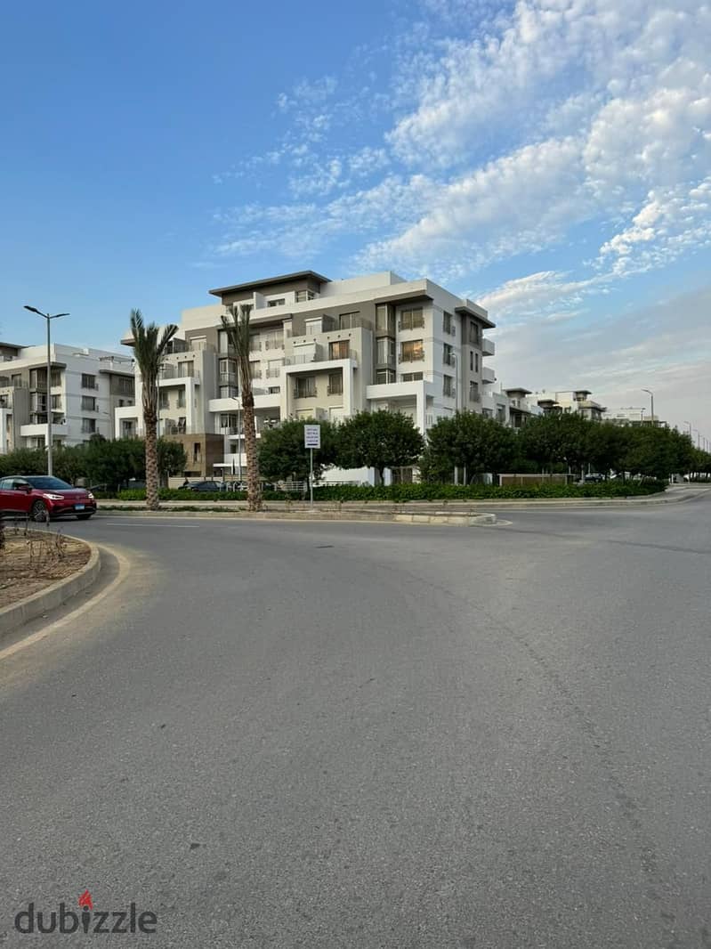 Apartment is A very prime location , ready to move , with an area 207 m , at luxurious compound Hyde park / New Cairo 8