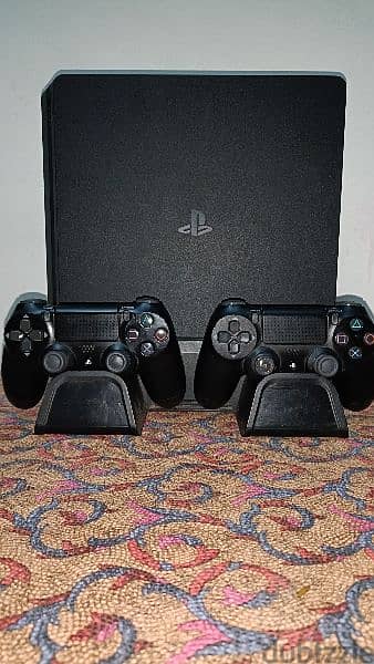 بلايستيشن 4 سليم مستعمل 1 tira معاه دراعين اصلين  نضيف جدا ps4 slim 1