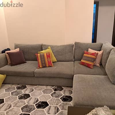 living room استعمال نظيف ٣ ×٣ و معاها ٢ بوف كل واحد ١×١