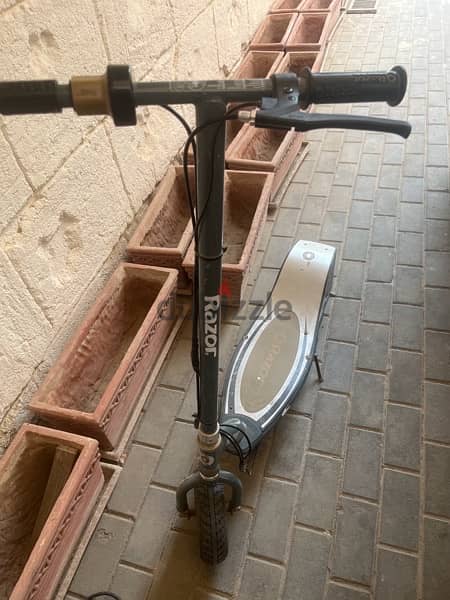 E-scooter 300 Razor - v good condition 0