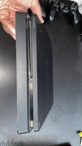 PlayStation 4 slim 1