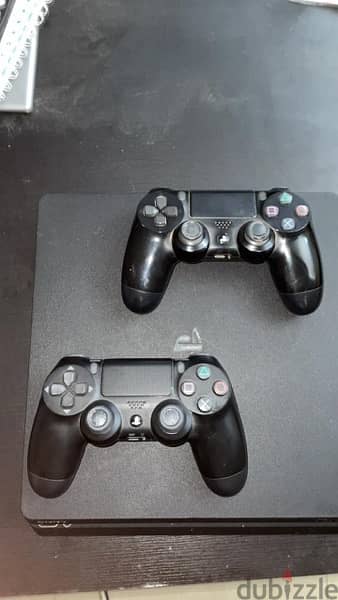 PlayStation 4 slim 4