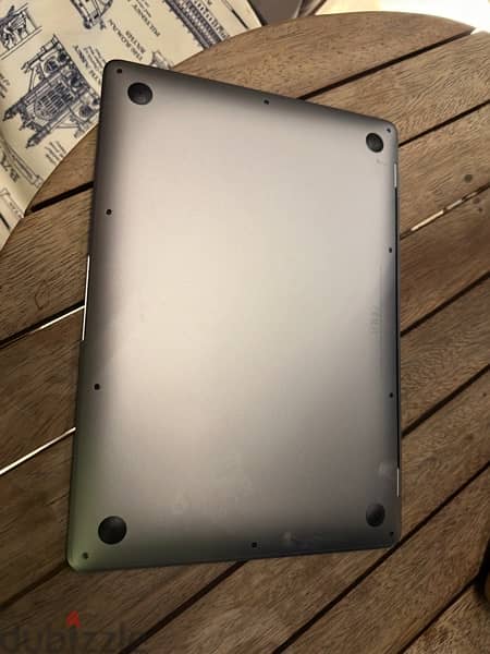 Macbook Air 2019 in a perfect condition with a small problem in screen 3