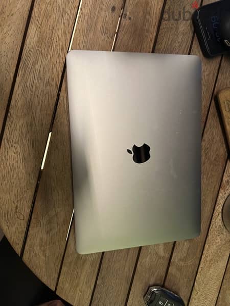 Macbook Air 2019 in a perfect condition with a small problem in screen 4