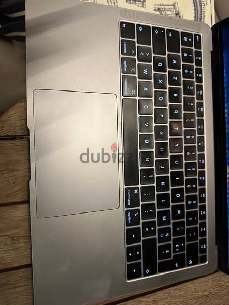 Macbook Air 2019 in a perfect condition with a small problem in screen 5