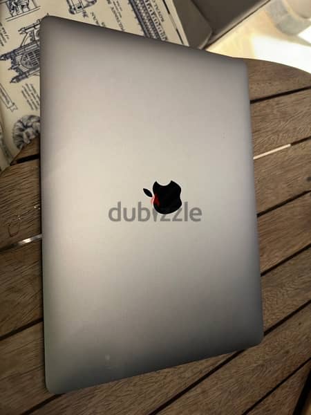 Macbook Air 2019 in a perfect condition with a small problem in screen 6