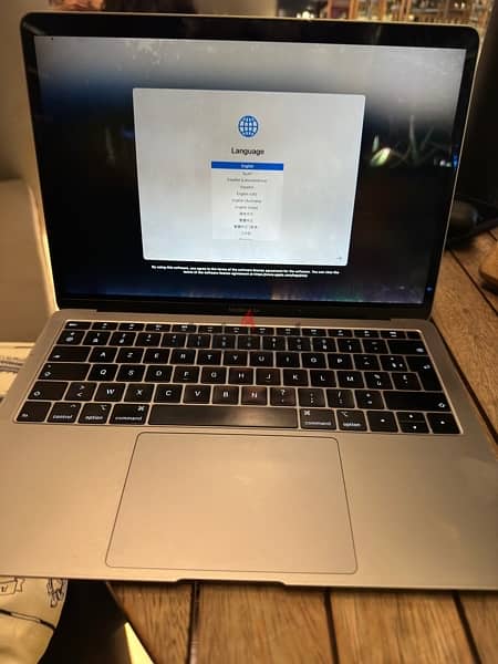 Macbook Air 2019 in a perfect condition with a small problem in screen 7