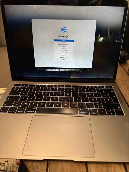 Macbook Air 2019 in a perfect condition with a small problem in screen 8