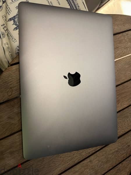 Macbook Air 2019 in a perfect condition with a small problem in screen 10