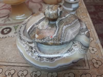 بونبونيره أنتيكة من الرخام الأونكس المصري الطبيعي