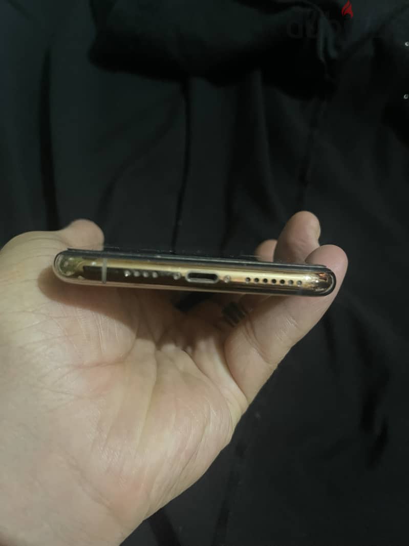 ايفون ١١ برو ماكس جولد I phone 11 pro max gold 3