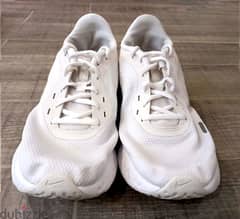 Nike original white sneakers size 44
جزمة بيضا nike مقاس ٤٤