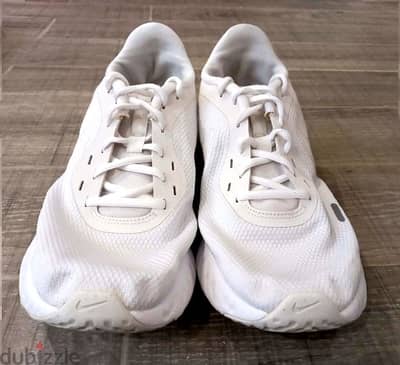 Nike original white sneakers size 44 جزمة بيضا nike مقاس ٤٤