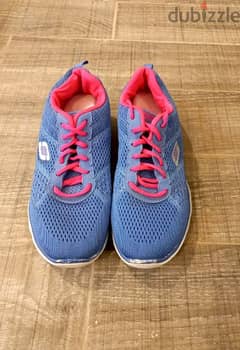 Skechers women flex sole sneakers size 40
جزمة رياضية مقاس ٤٠