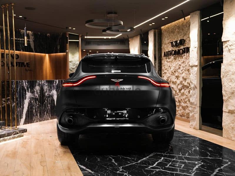 Aston Martin DBX 2022 2