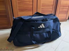 Adidas Duffle M 

شنطة اديداس سفر و رياضة