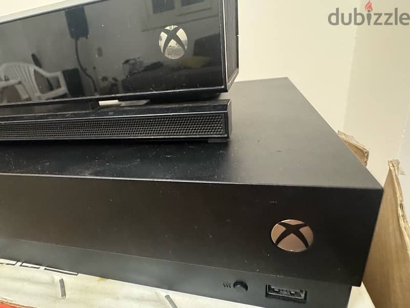 xbox one X 4k + kinect + controller  +  lot of Games 8