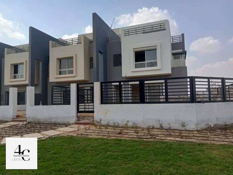 Townhouse Middle 208m With 4 Bedrooms with Installments At The Lowest Price In The Market In Hyde Park In Fifth Settlement 2