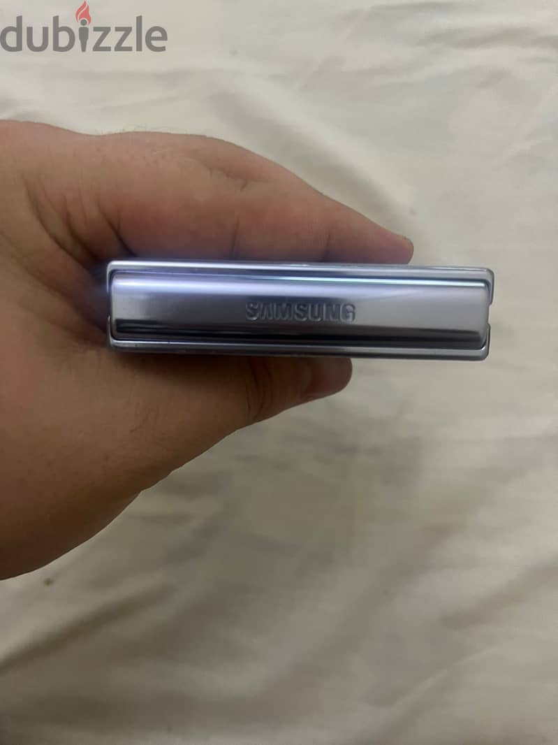 Samsung Z flip4 زي الجديد 2