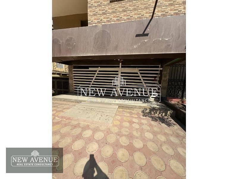 Retail for Sale in Ard el Golf high traffic 3