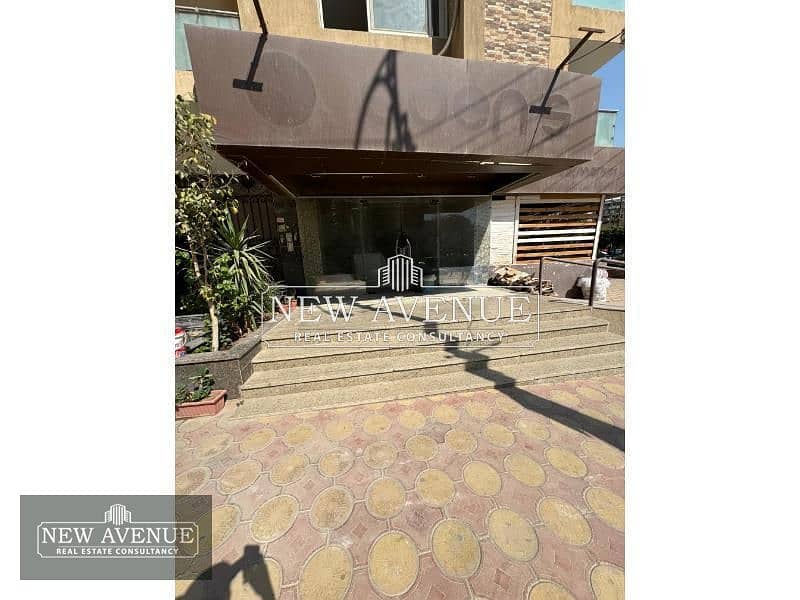 Retail for Sale in Ard el Golf high traffic 5