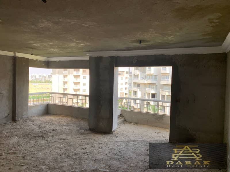 A 165 sqm apartment for sale in Madinaty, semi-finished, located in B10 with a garden view. 2