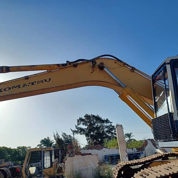 Komatsu pc200 حفار كوماتسو حفارات يابانى مجهز بحالة جيدة 3