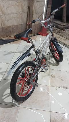 عجله bmx دبابه للبيع بكياس المصنع استعمال بسيط جدا كسر زيرو