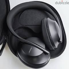 Bose noise cancelling headphones 700 like new