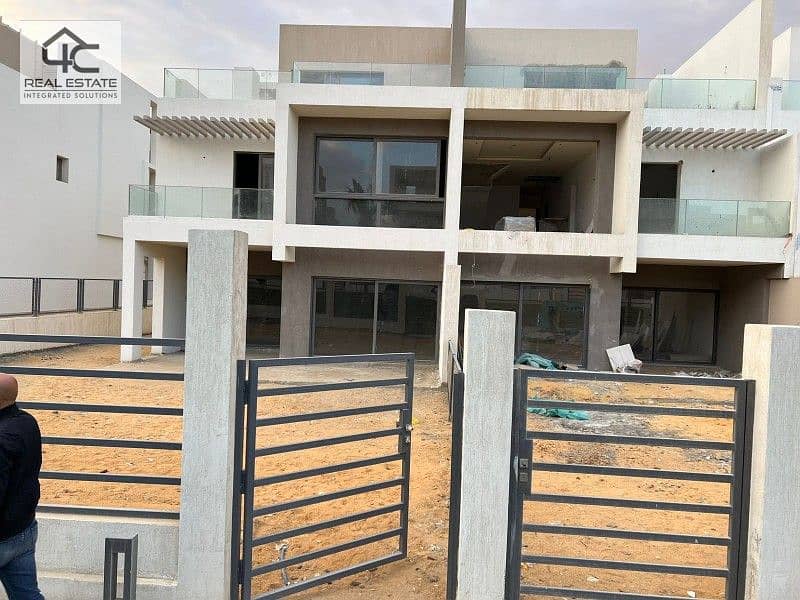 Townhouse for sale, ready to move, price including maintenance In a prime location in the heart of Cairo, with the lowest down payment and installme 1