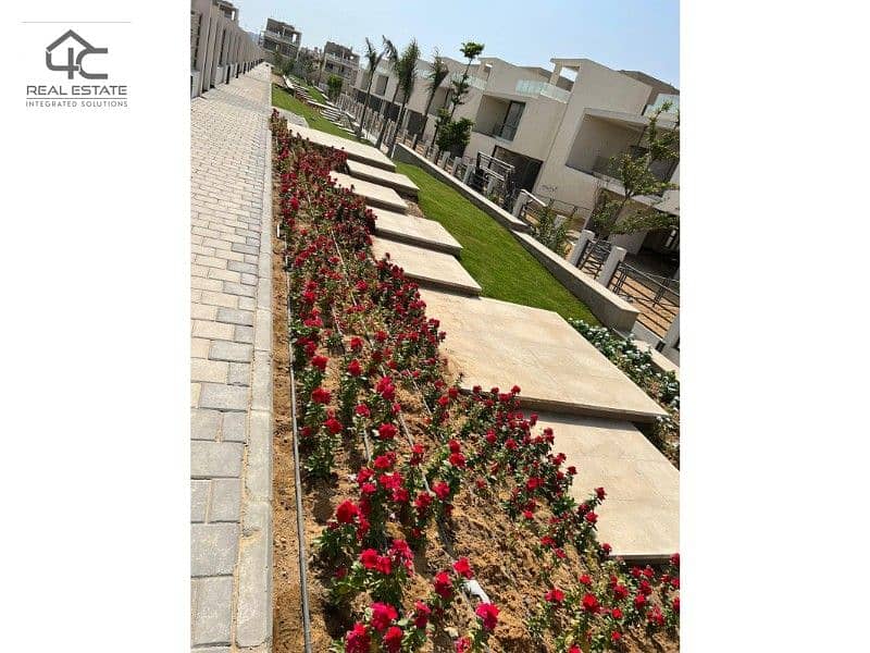 Townhouse for sale, ready to move, price including maintenance In a prime location in the heart of Cairo, with the lowest down payment and installme 9