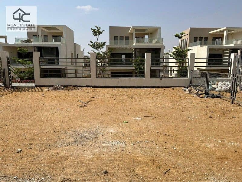 Townhouse for sale, ready to move, price including maintenance In a prime location in the heart of Cairo, with the lowest down payment and installme 10