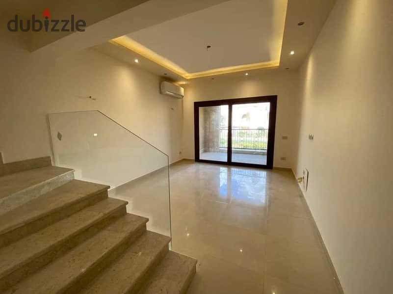 At the old price townhouse villa for sale in the most prestigious compound in Sheikh Zayed City بالسعر القديم فيلا تاون هاوس للبيع فى مدينة الشيخ زايد 2