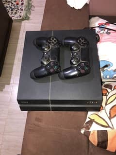 Ps4 fat 1 terabyte plus two controllers and 10 cds