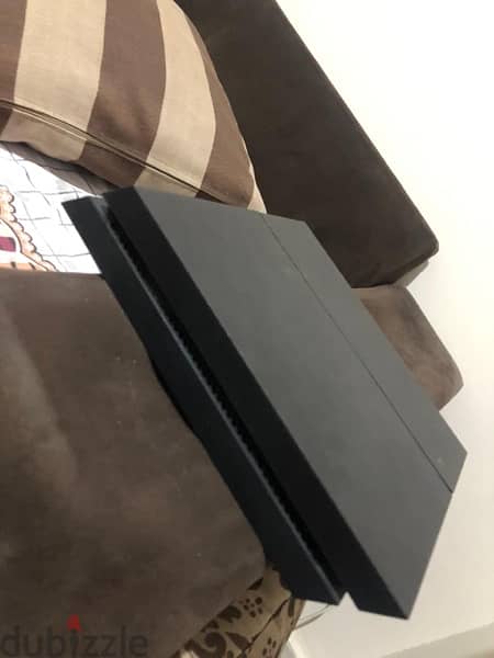 Ps4 fat 1 terabyte plus two controllers and 10 cds 1