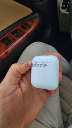 Airpods 2 generation  كيس الشحن فقط بدون سماعات بدون خدش واحد بتلمع