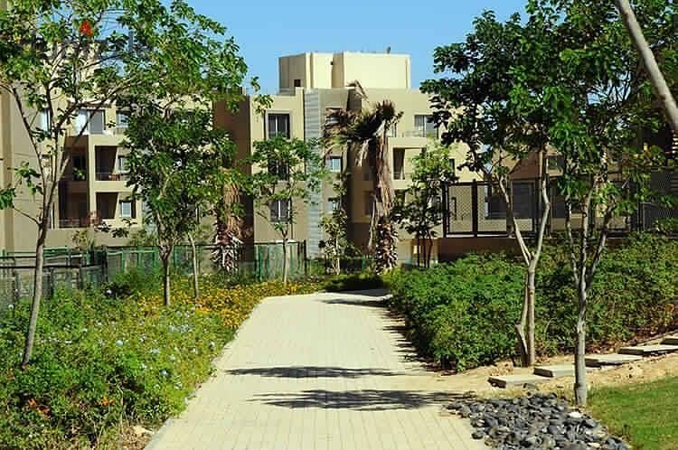 للبيع في بالم باركس شقة متشطبة بجاردن من بالم هيلز Palm Parks Compound 8