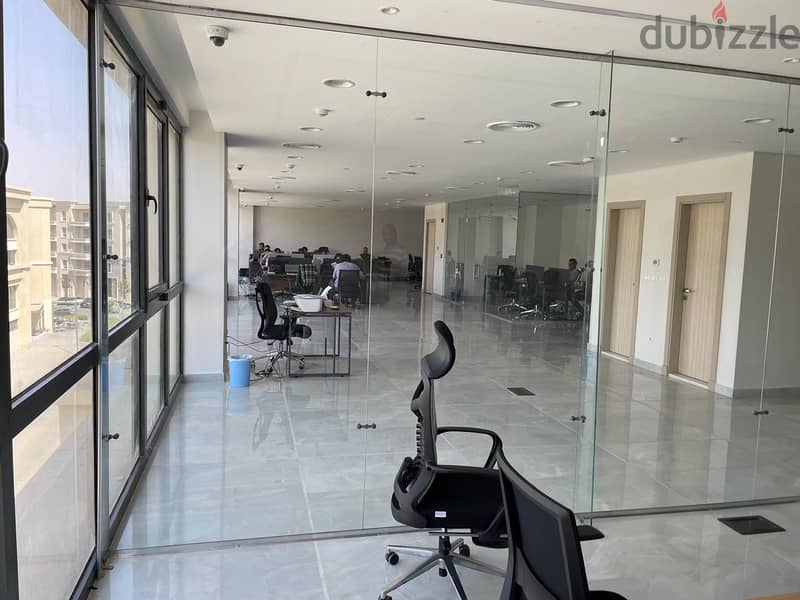 مكتب متشطب تشطيب مودرن بأقل سعر للإيجار في ميفيدا Mivida Business Park 0