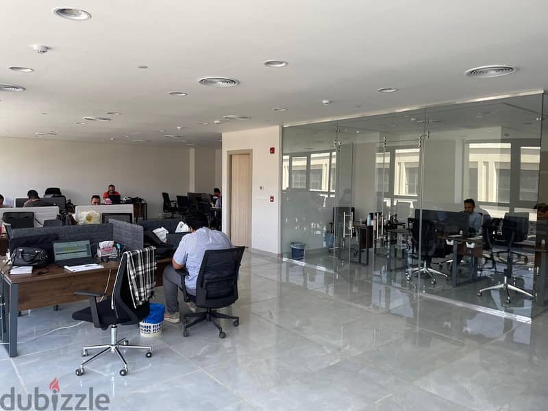 مكتب متشطب تشطيب مودرن بأقل سعر للإيجار في ميفيدا Mivida Business Park 2