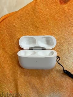 Apple AirPods Pro 2 with MagSafe Case (USB‑C) case & right side pods 0