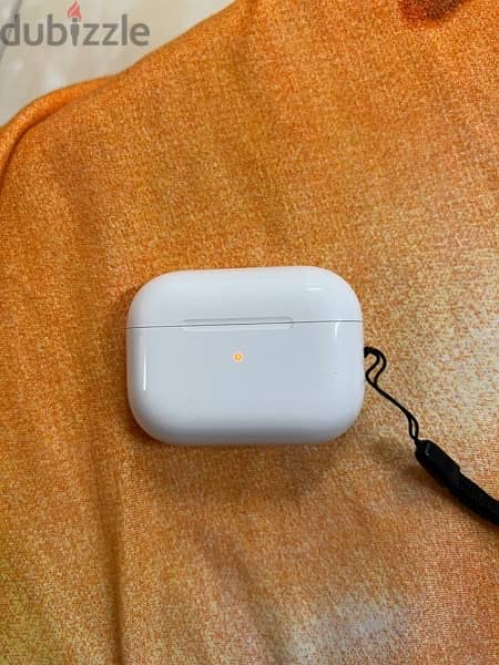 Apple AirPods Pro 2 with MagSafe Case (USB‑C) case & right side pods 1