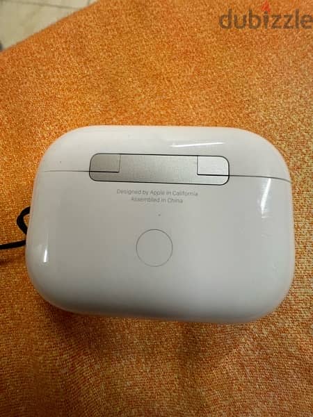 Apple AirPods Pro 2 with MagSafe Case (USB‑C) case & right side pods 2