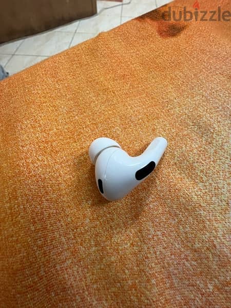 Apple AirPods Pro 2 with MagSafe Case (USB‑C) case & right side pods 5